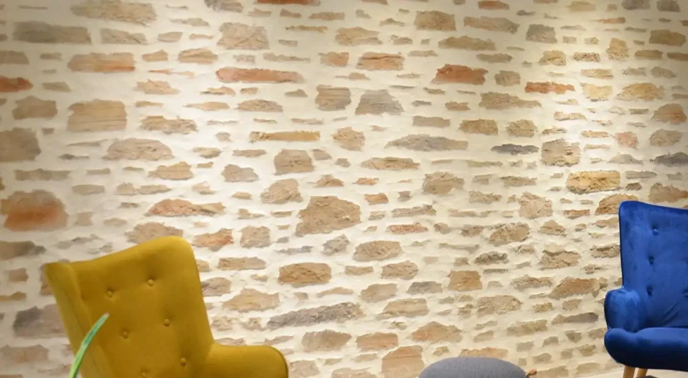 Comment entretenir un mur en fausse pierre dans le temps ?